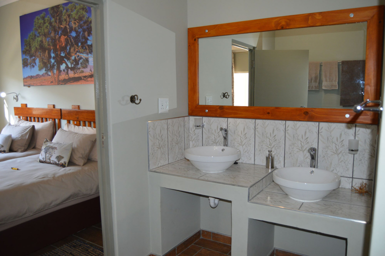 Bathroom 4, Kamaku Guesthouse, Otjiwarongo