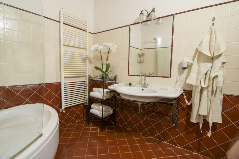 Bathroom 3, Croce di Bibbiano, Siena