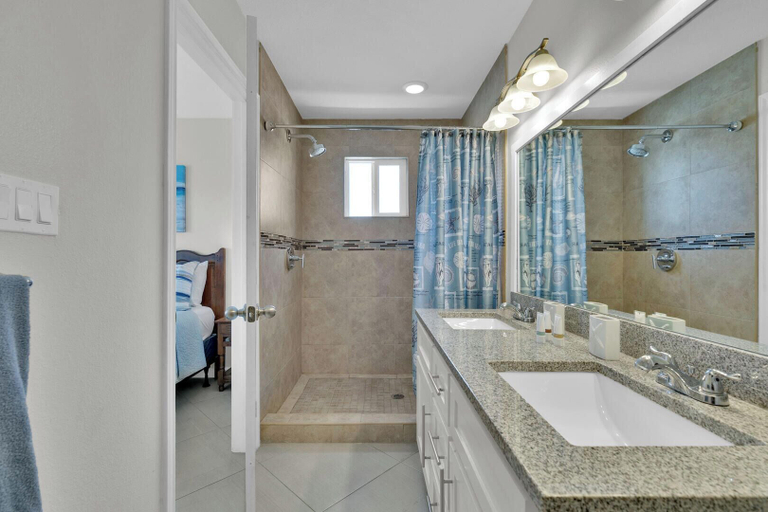 Bathroom 4, Private Home on the bay With Pool and Boat Slip!, Cameron