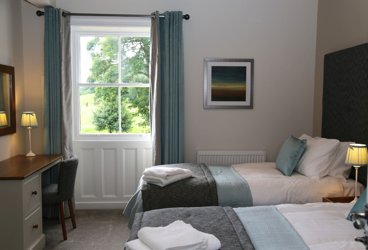 Bedroom 2, Woodsome Hall Golf Club Cottage on the Course, Kirklees