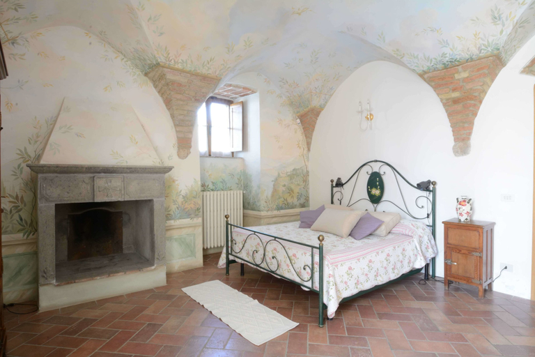 Bedroom 1, Croce di Bibbiano, Siena