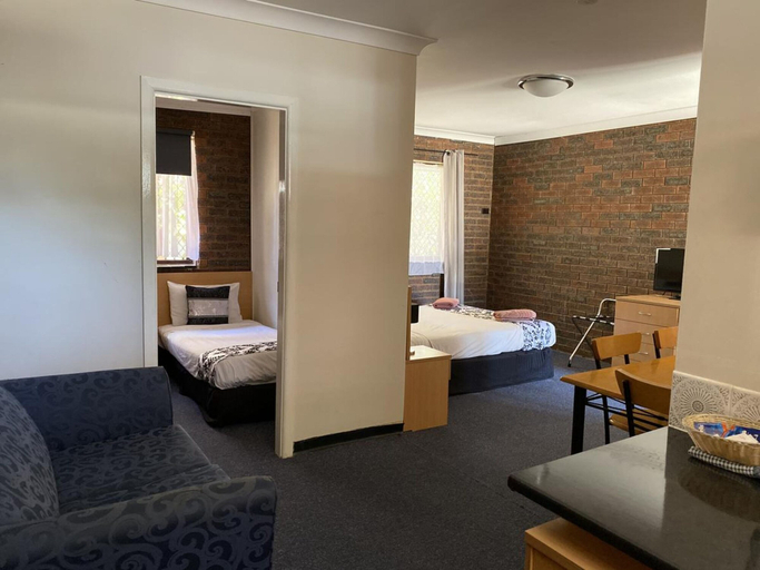 Bedroom 4, Major Mitchell Motel, Bourke