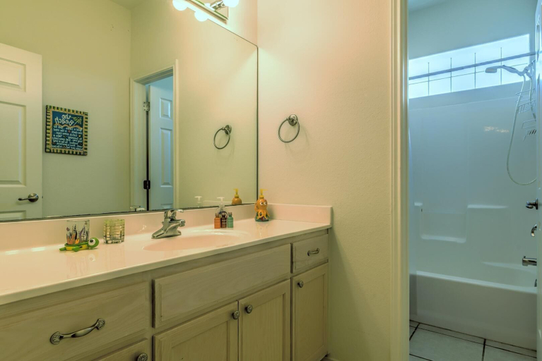 Bathroom, Large 3-bed Condo w Tropical Pool, Close to Beach!, Cameron