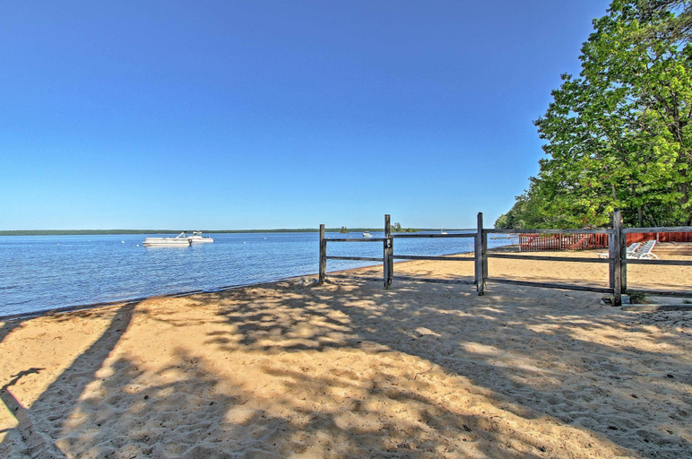Others 1, Standish Apartment W/deck - 2 Mi to Sebago Lake!, Cumberland