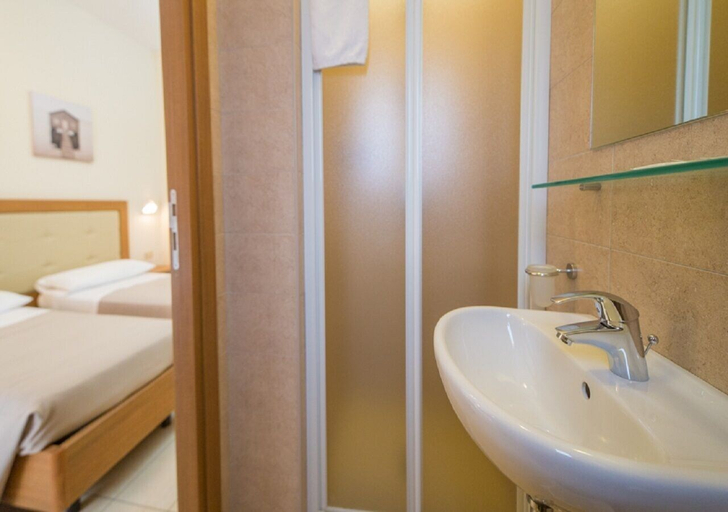 Bathroom 4, Mediterraneo Hotel & Suites, Rimini