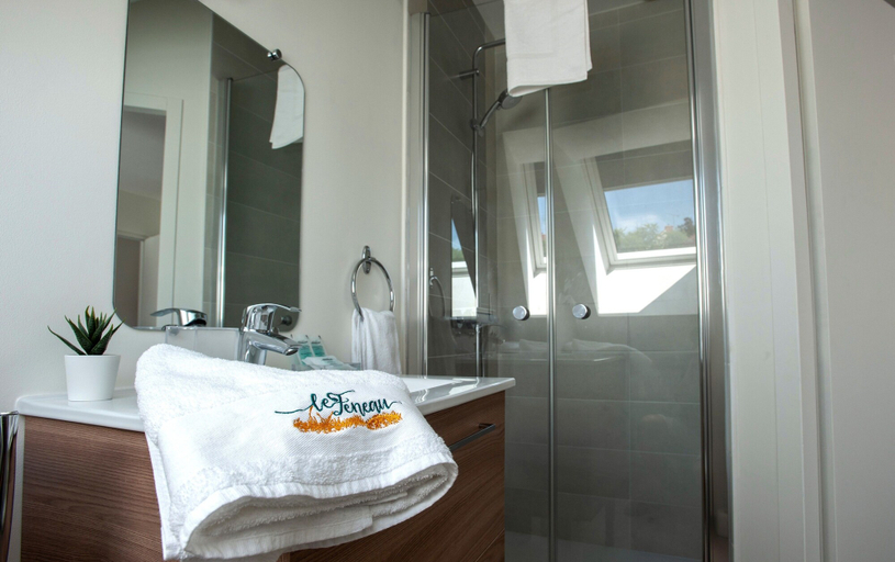 Bathroom 5, Le Feneau, Allier