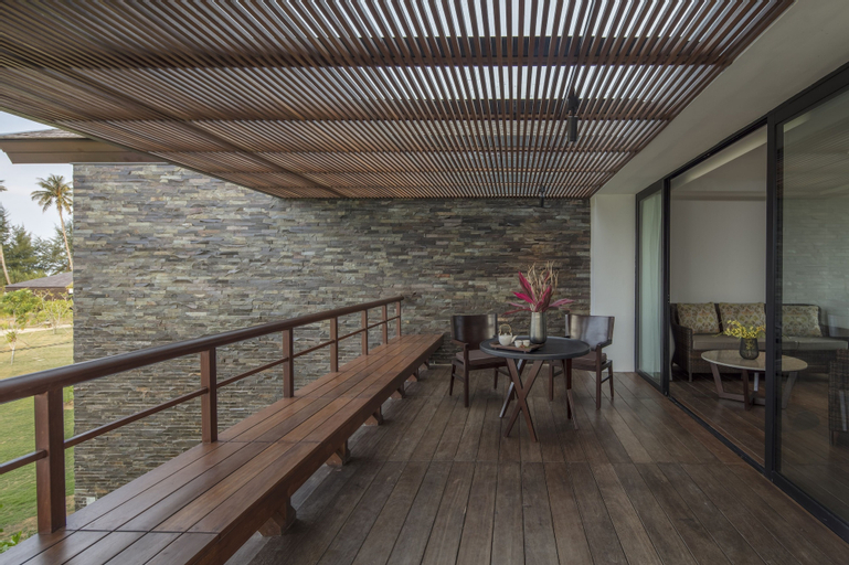 Exterior & Views 3