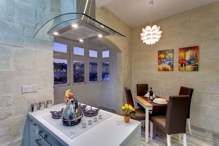 Food & Drinks, Charming Seafront House In Kalkara