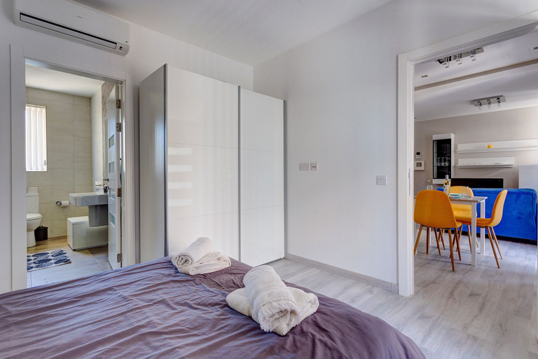 Bedroom 3, Modern Apartment Just off the Promenade