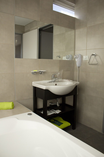 Bathroom 4, Hotel Neu 354, Confluencia