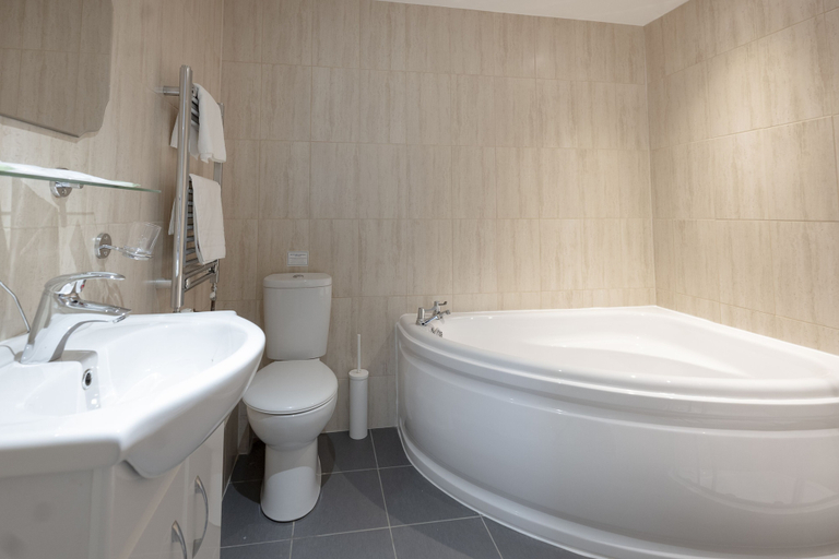 Bathroom 5, The R Inn Hotel, Northamptonshire