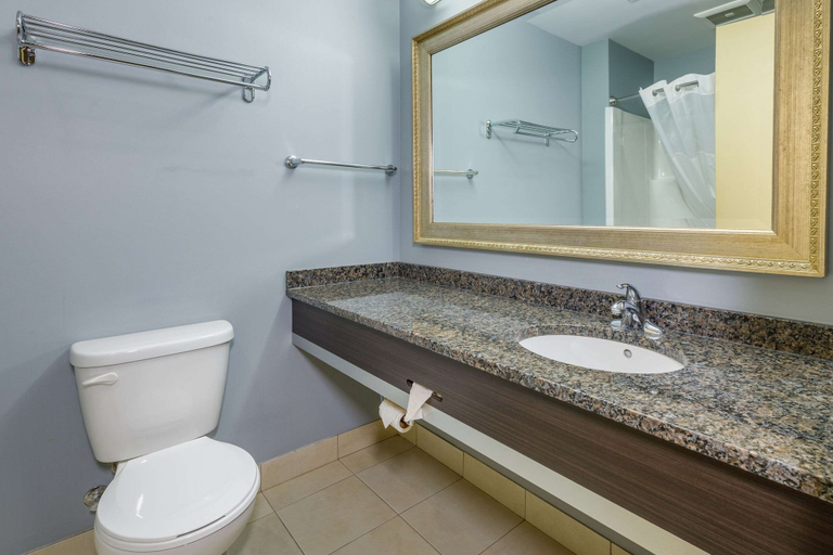 Bathroom 4, Quality Inn & Suites Victoriaville, Arthabaska