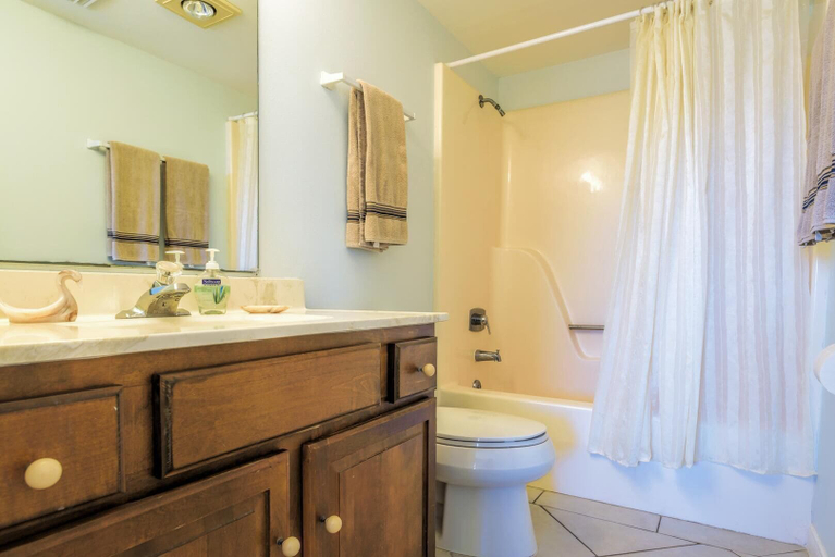 Bathroom, Beachfront Condo With Pool, hot tub & Sundeck!, Cameron
