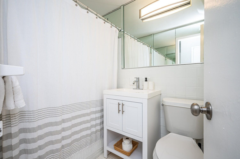 Bathroom 3, ATL Downtown 2BR with Free Parking Gym, Atlanta