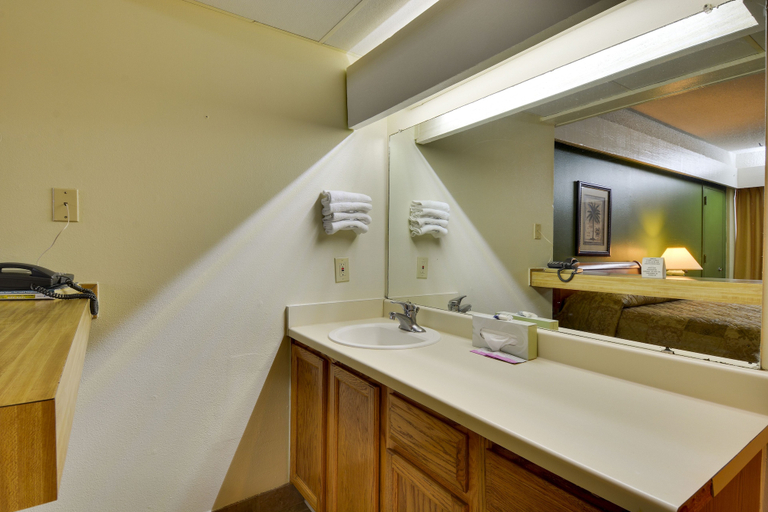 Bathroom 4, Padre South Hotel On The Beach, Cameron