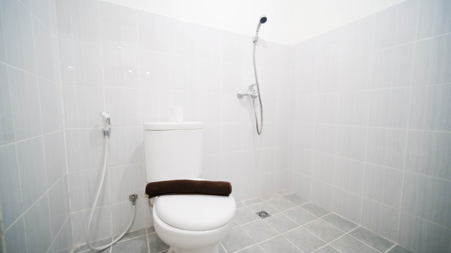 Bathroom 5, Compact and Tidy Studio at Puncak Dharmahusada Apartment By Travelio, Surabaya