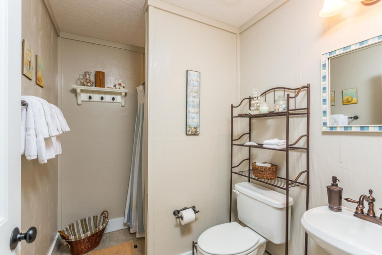Bathroom 3, 1067 College by Hodnett Cooper, Glynn