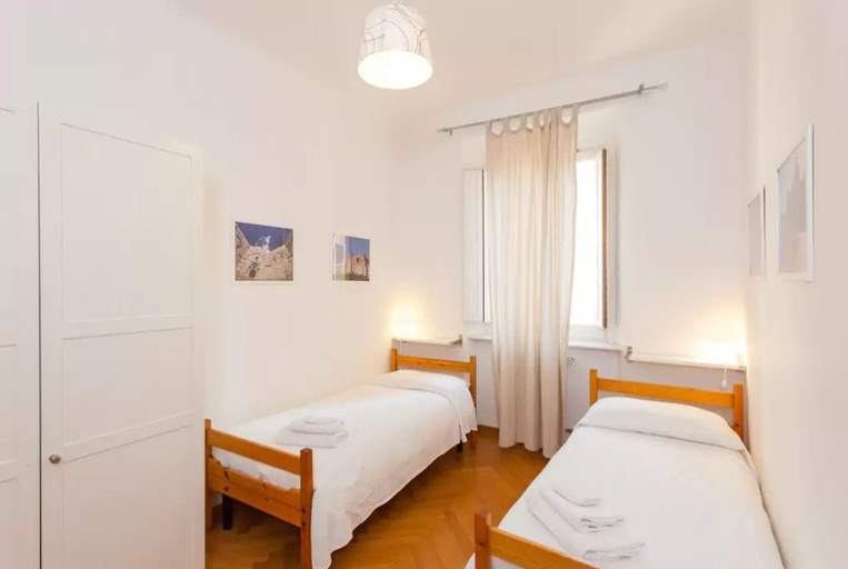 Bedroom 3, Comodo appartamento con due stanze al Colosseo, Roma