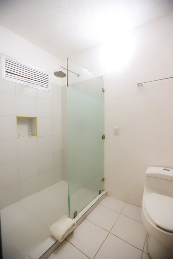 Bathroom, TRYP by Wyndham Chetumal, Othón P. Blanco