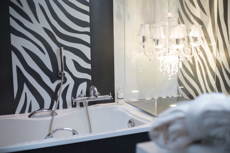 Bathroom 4, Hostellerie Le Castellas, Gard