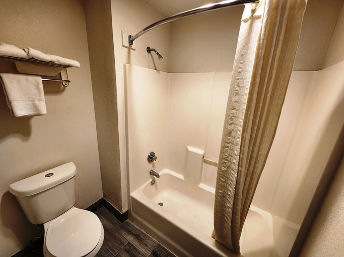 Bathroom 4, Highland Inn Arlington, Arlington
