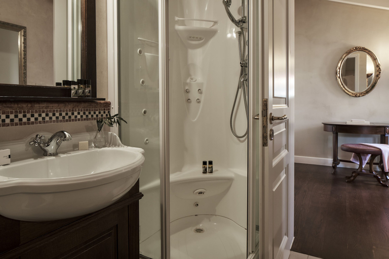 Bathroom 5, Ippoliti Hotel, Peloponnese