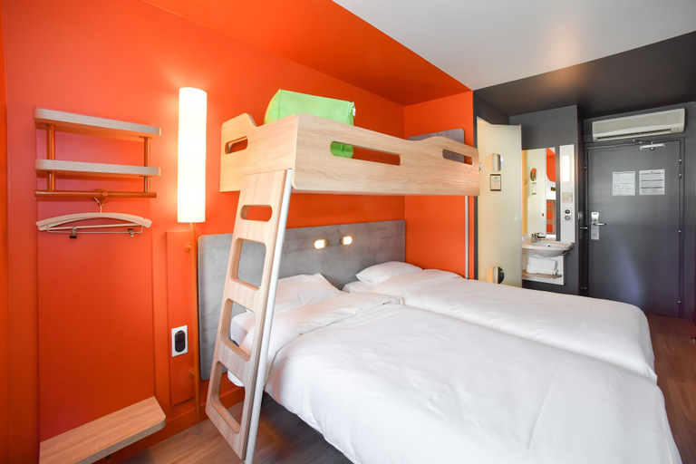 Bedroom 4, ibis budget Saint Lo, Manche