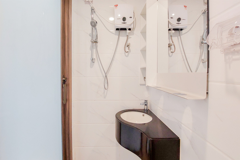 Bathroom 5, Comfortable and Homey Studio Apartment at Sky House Alam Sutera By Travelio, Tangerang