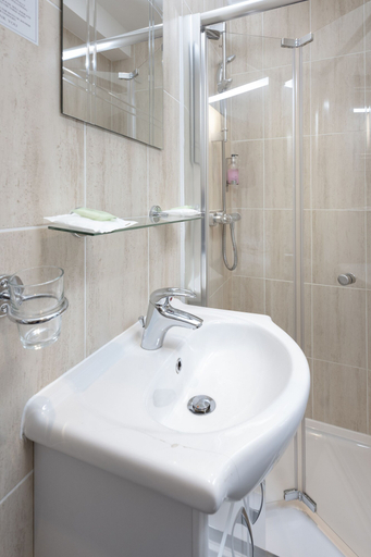 Bathroom 5, The R Inn Hotel, Northamptonshire