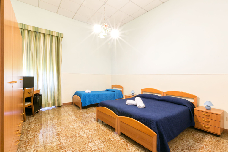 Bedroom 3, Sisters Hostel, Napoli