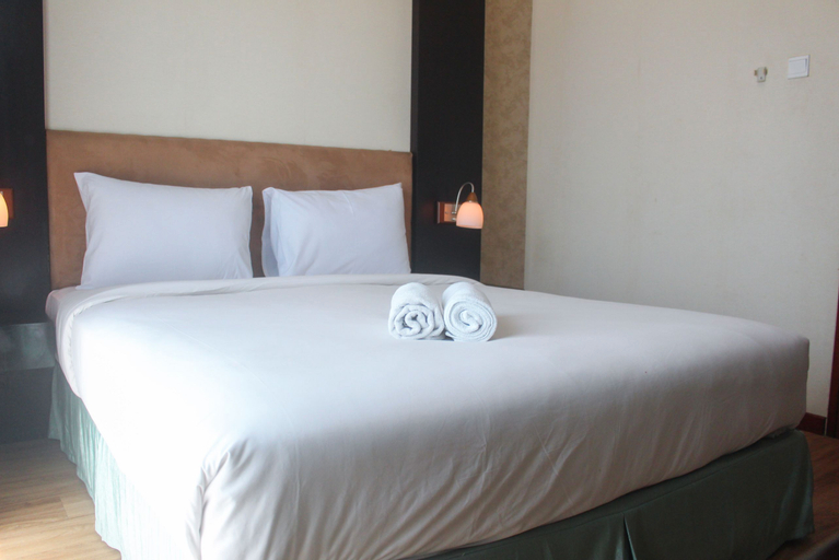Bedroom 2, Warm 1BR Apartment (No Kitchen) at Marbella Suites Dago Pakar Bandung By Travelio, Bandung