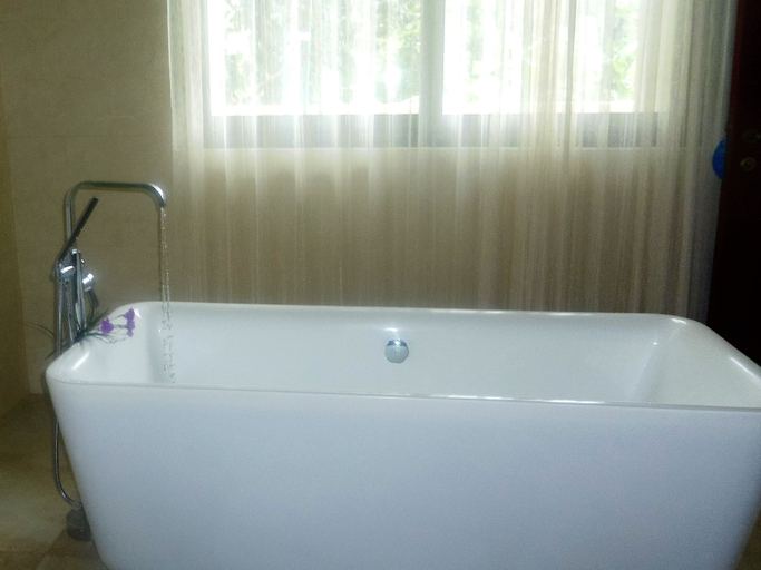 Bathroom 4, Ngalawa Hotel & Resort, Magharibi