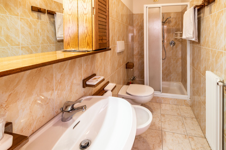 Bathroom 3, Albergo Bucaneve, Trento