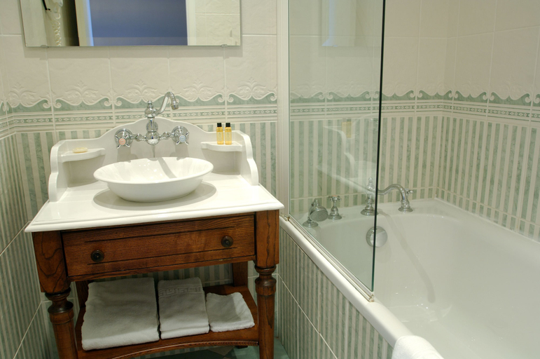 Bathroom 4, Hôtel de La Cloche, Jura