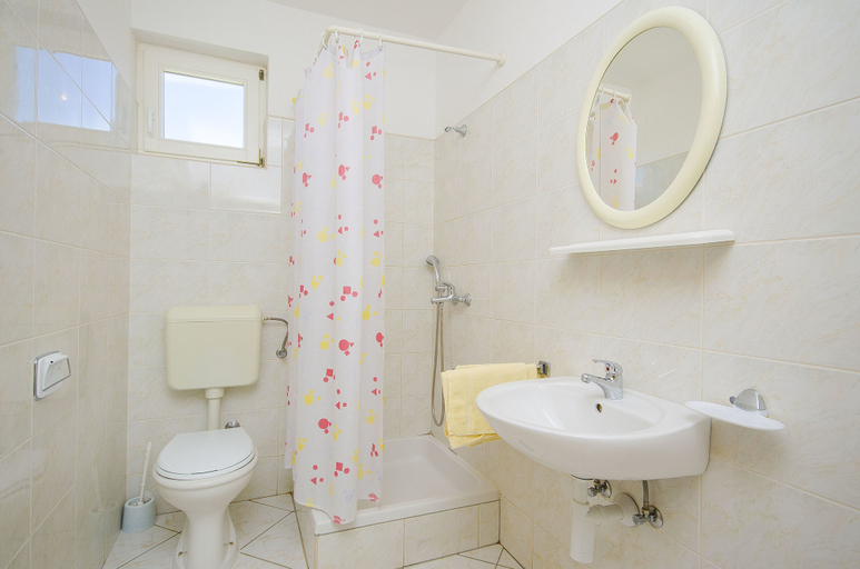Bathroom 3, Apartments Biserka, Novalja