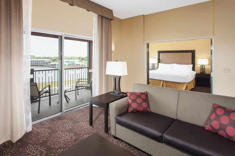 Bedroom 5, Holiday Inn Express & Suites SANDUSKY by IHG, Erie