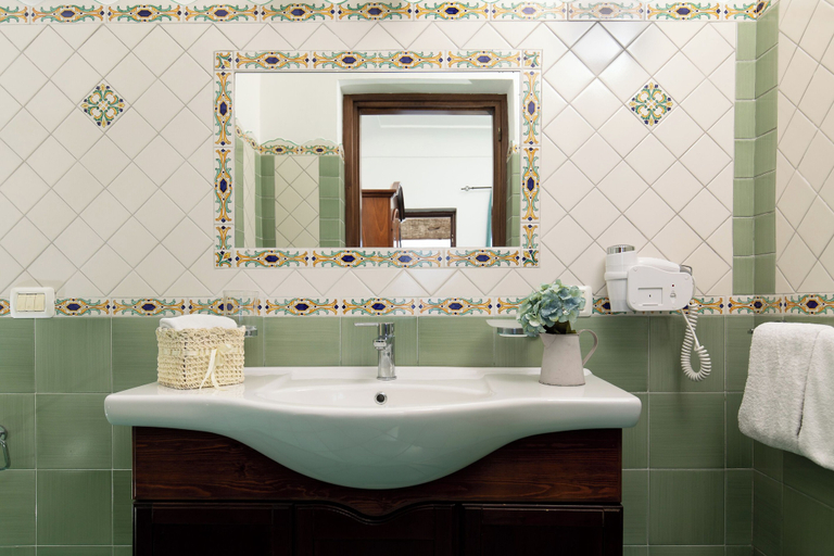 Bathroom 5, Monte Solaro, Napoli