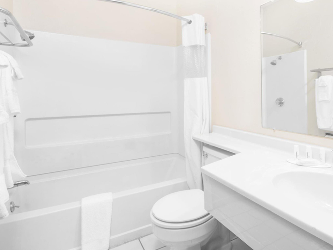 Bathroom 4, Baymont by Wyndham Spearfish, Lawrence