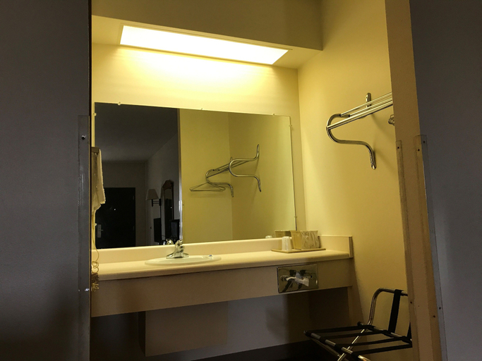 Bathroom 3, Rocky Creek Inn, George
