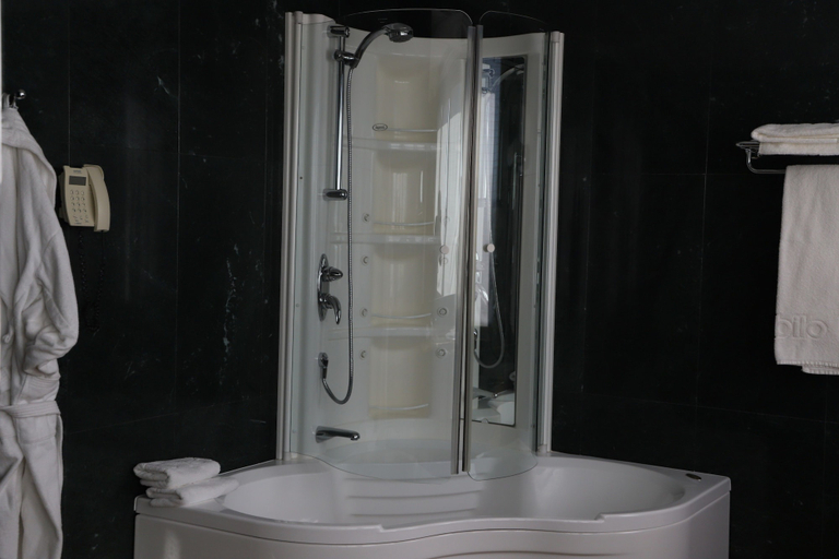 Bathroom 4, Hotel Olid, Valladolid