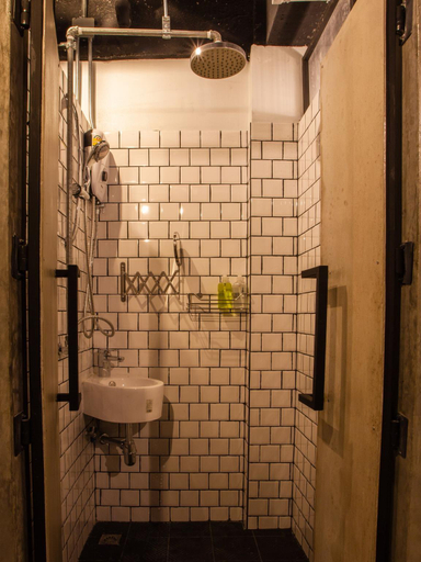 Bathroom 4, Box Poshtel, Pulau Phuket
