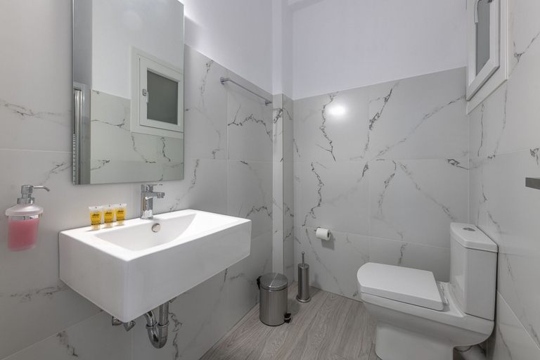 Bathroom 5, Paraskevas Beach Hotel, Peloponnese