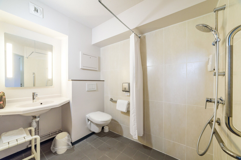Bathroom 4, B&B HOTEL Belfort, Territoire de Belfort