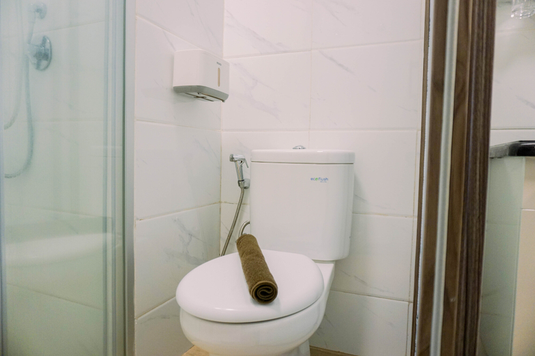 Bathroom 4, Big Spacious and Comfy 3BR at Sky House BSD Apartment By Travelio, South Tangerang