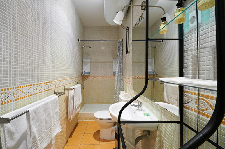 Bathroom 4, Suites You Zinc, Madrid