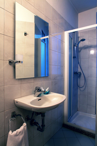 Bathroom 3, De La Tour, Sondrio