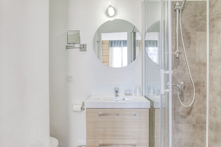 Bathroom 4, Logis Hôtel des Voyageurs, Gironde