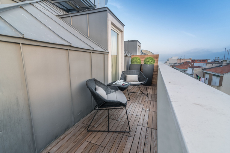 Exterior & Views 25