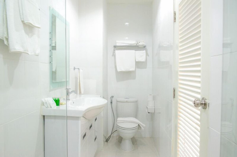 Bathroom 3, Lido Beach Hotel Pattaya, Pattaya