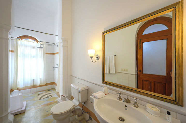 Bathroom 5, Neemrana's Baradari Palace, Patiala